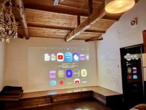 プロジェクター完備。映画も観られます。